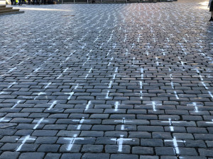 Na Staroměstském náměstí se objevilo přes 24 tisíc křížů. Jeden za každého, kdo zemřel s covidem