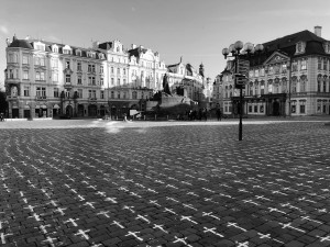 Na Staroměstském náměstí se objevilo přes 24 tisíc křížů. Jeden za každého, kdo zemřel s covidem