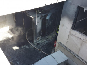 Na střeše hotelu Intercontinental hořela klimatizace. Hasiči požár rychle uhasili