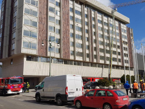 Na střeše hotelu Intercontinental hořela klimatizace. Hasiči požár rychle uhasili