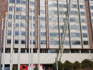 Na střeše hotelu Intercontinental hořela klimatizace. Hasiči požár rychle uhasili