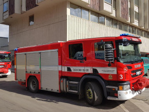 Na střeše hotelu Intercontinental hořela klimatizace. Hasiči požár rychle uhasili