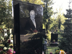 Z hrobu Karla Gotta na Malvazinkách někdo ukradl pozlacenou sošku slavíka