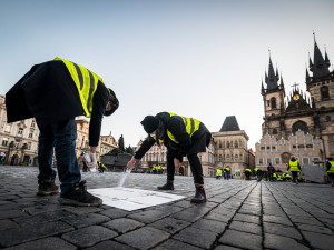 Křížky za zemřelé s covidem zůstanou na dlažbě Staromáku, dokud je nesmyje déšť