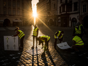 Křížky za zemřelé s covidem zůstanou na dlažbě Staromáku, dokud je nesmyje déšť
