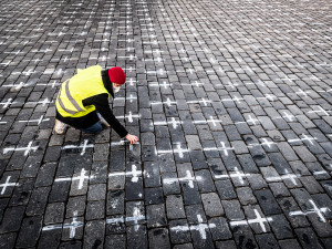 Křížky za zemřelé s covidem zůstanou na dlažbě Staromáku, dokud je nesmyje déšť