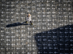 Křížky za zemřelé s covidem zůstanou na dlažbě Staromáku, dokud je nesmyje déšť