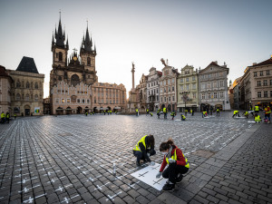 Křížky za zemřelé s covidem zůstanou na dlažbě Staromáku, dokud je nesmyje déšť
