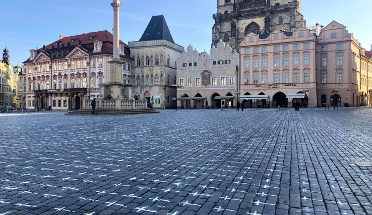 Na Staroměstském náměstí se objevilo přes 24 tisíc křížů. Jeden za každého, kdo zemřel s covidem