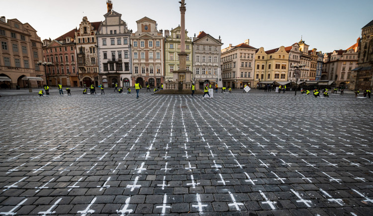 Křížky za zemřelé s covidem zůstanou na dlažbě Staromáku, dokud je nesmyje déšť