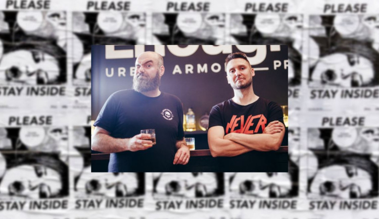 Prahu zaplavily kontroverzní plakáty se sexuální tématikou. Vtip zafungoval, říkají autoři