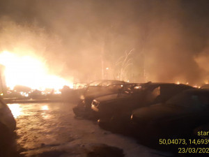 Při požáru vrakoviště u Prahy shořelo 28 aut. Škoda je pět milionů