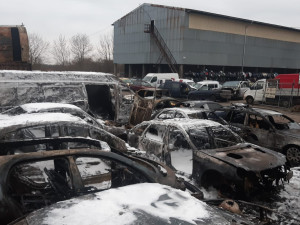 Při požáru vrakoviště u Prahy shořelo 28 aut. Škoda je pět milionů