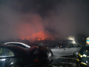 Při požáru vrakoviště u Prahy shořelo 28 aut. Škoda je pět milionů