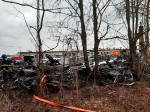 Při požáru vrakoviště u Prahy shořelo 28 aut. Škoda je pět milionů