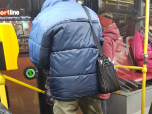 Muž masturboval před ženou v pražském autobuse. Pátrá po něm policie