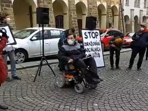 Desítky lidí s postižením a jejich asistentů protestovaly v centru Prahy proti zdražení sociálních služeb