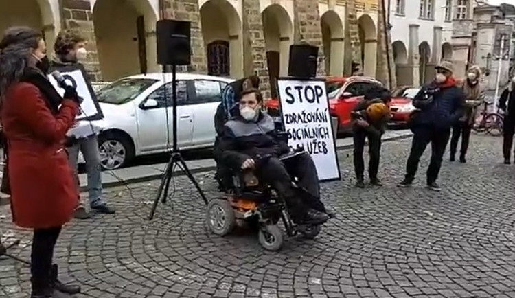Proti zdražení sociálních služeb protestovaly desítky lidí
