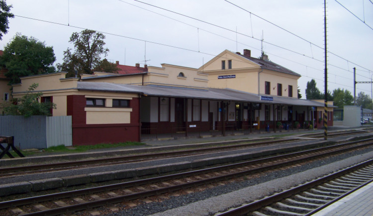 V Horních Počernicích ráno vykolejil vlak. Hodinu a půl místem nejezdily soupravy