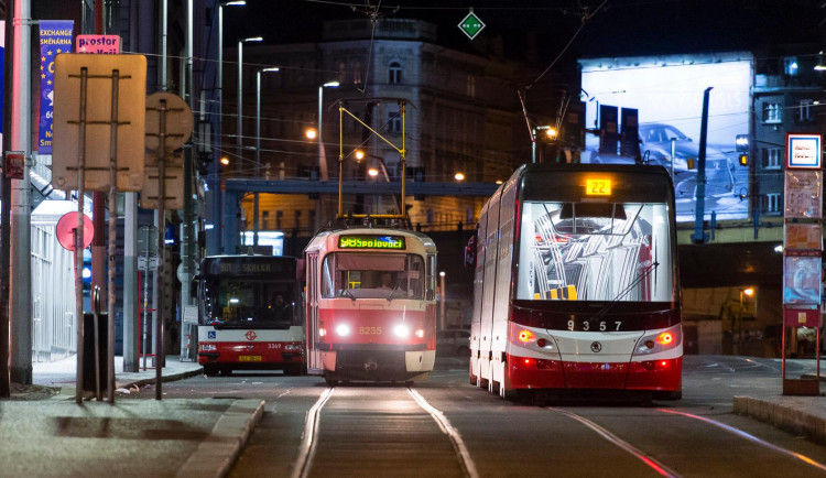 Přerušení noční tramvaje i omezení nočních autobusů. Dopravní podnik reaguje na nižší počet cestujících