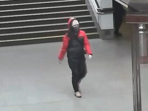 Útočnice zbila jinou ženu pěstmi kvůli špatně nasazené roušce v metru. Pátrá po ní policie