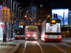 Přerušení noční tramvaje i omezení nočních autobusů. Dopravní podnik reaguje na nižší počet cestujících