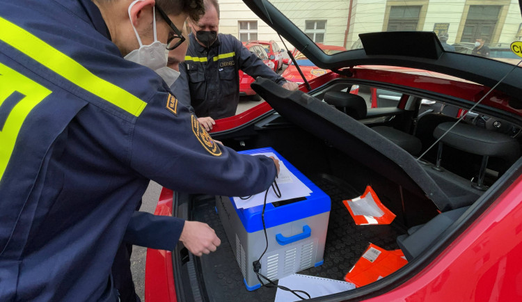 Pražští hasiči začali rozvážet vakcíny AstraZeneca praktickým lékařům