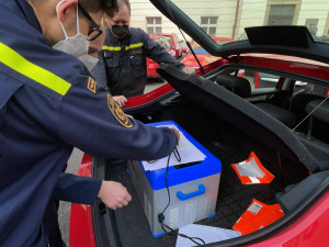 Pražští hasiči začali rozvážet vakcíny AstraZeneca praktickým lékařům