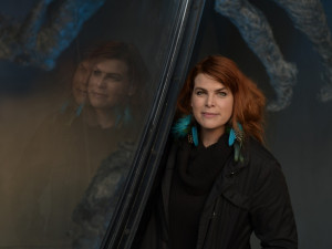 Kobka na pražské náplavce v noci ožívá. Výstava drátěných figur vynikne nejlépe za tmy