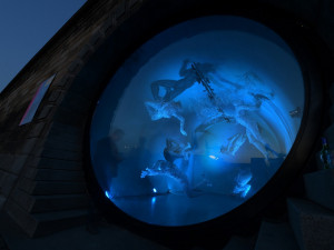 Kobka na pražské náplavce v noci ožívá. Výstava drátěných figur vynikne nejlépe za tmy