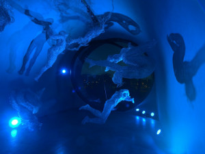 Kobka na pražské náplavce v noci ožívá. Výstava drátěných figur vynikne nejlépe za tmy