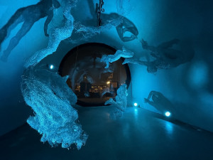 Kobka na pražské náplavce v noci ožívá. Výstava drátěných figur vynikne nejlépe za tmy