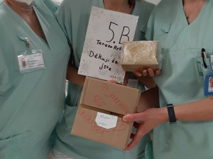 Pražští školáci napekli sladkosti pro zdravotníky. Potěšili personál nemocnice na Homolce