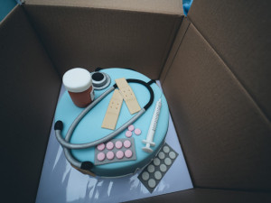 Pražští školáci napekli sladkosti pro zdravotníky. Potěšili personál nemocnice na Homolce