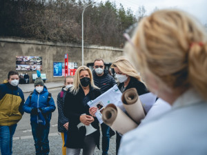 Pražští školáci napekli sladkosti pro zdravotníky. Potěšili personál nemocnice na Homolce