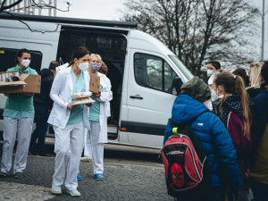Pražští školáci napekli sladkosti pro zdravotníky. Potěšili personál nemocnice na Homolce