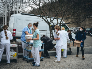 Pražští školáci napekli sladkosti pro zdravotníky. Potěšili personál nemocnice na Homolce