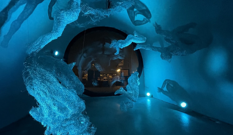 Kobka na pražské náplavce v noci ožívá. Výstava drátěných figur vynikne nejlépe za tmy