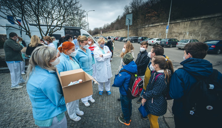 Pražští školáci napekli sladkosti pro zdravotníky. Potěšili personál nemocnice na Homolce