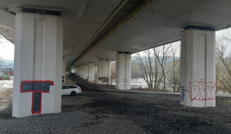 Betonové pilíře pod průtahem města se změní v malířská plátna