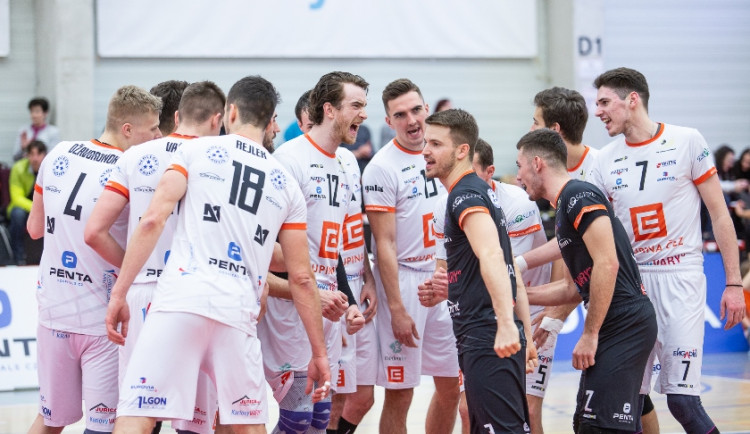 Karlovarsko bude hájit domácí neporazitelnost a chce urvat druhý semifinálový bod