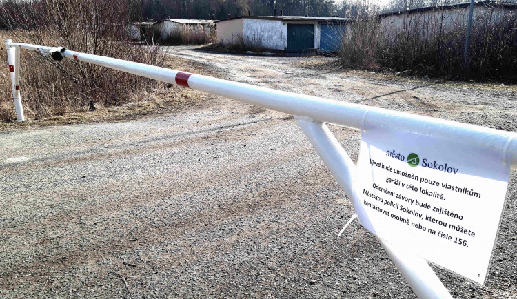 Příjezdovou cestu ke garážím přehradila závora, radnice tak chce zamezit vzniku černých skládek