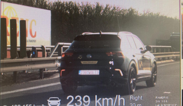 Řidič překročil rychlost o více než sto kilometrů v hodině, policie mu naměřila 239 km/h