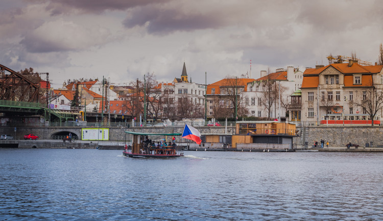 Sedm linek přívozů od soboty opět zkrátí cestujícím cestu, a to až do října. Celoročně jsou v provozu jen dva z nich