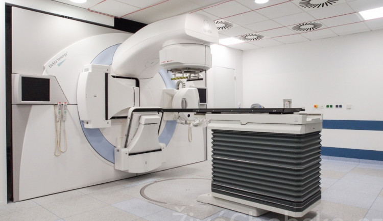 Nový lineární urychlovač je pro zajištění onkologické péče nezbytný, kraj stále požaduje jeho nákup