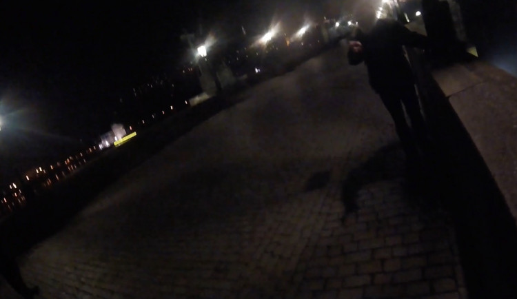 Muž chtěl skočit z Karlova mostu. Zachránil ho jeden z policistů