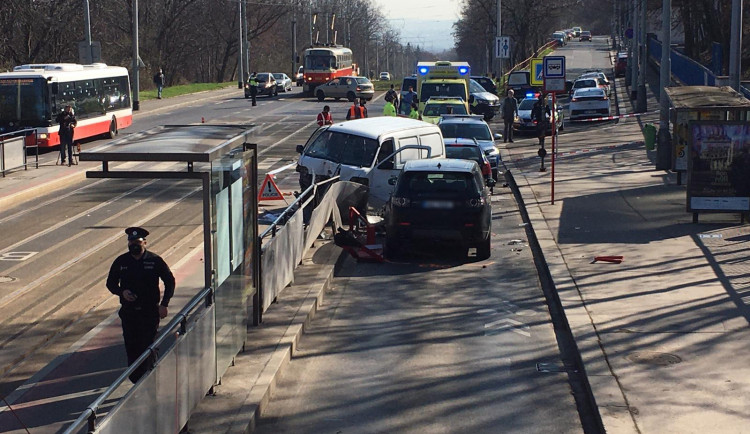 Dodávka v Praze 6 najela do lidí na zastávce. Pět osob je zraněno