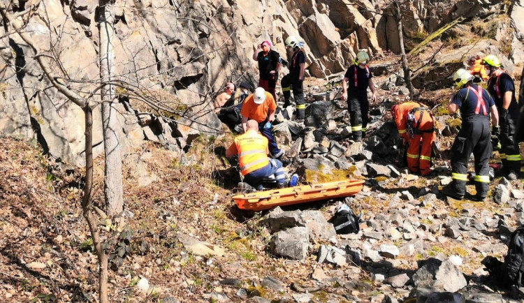 U Prahy se ze skály zřítil muž. Při pádu si zlomil pánev a žebra