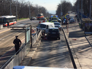 Dodávka v Praze 6 najela do lidí na zastávce. Pět osob je zraněno