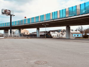 Železniční stanice Praha-Zahradní Město a přestupní uzel MHD bude sloužit od září. Podívejte se, jak vypadá jeho výstavba